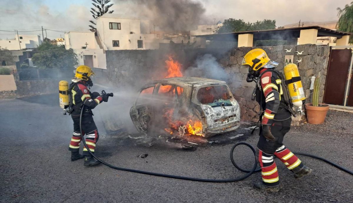 Los bomberos apagan el incendio de un vehículo en Teseguite