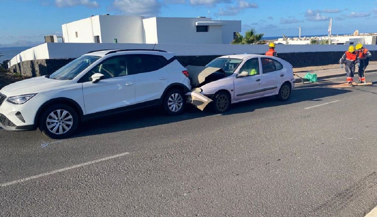 Dos Heridos En La Colisi N De Dos Coches Y Una Motocicleta En Playa Blanca