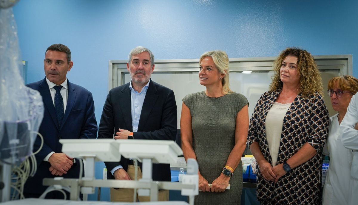 Fernando Clavijo y Esther Monzón visitan la Unidad de Cardiología