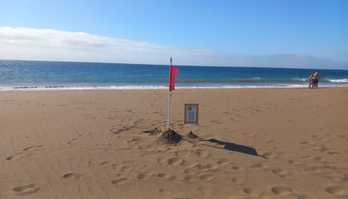 La Corriente Obliga A Izar La Bandera Roja En Un Tramo De La Playa De