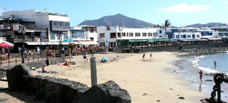 Reabierta Al Baño La Playa Del Pueblo De Playa Blanca Tras