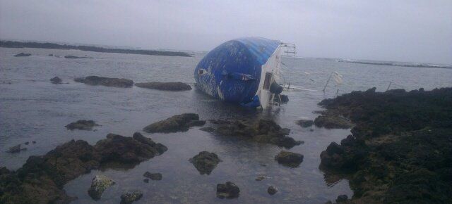 Encalla un barco con dos personas a bordo  cerca de la costa de Órzola