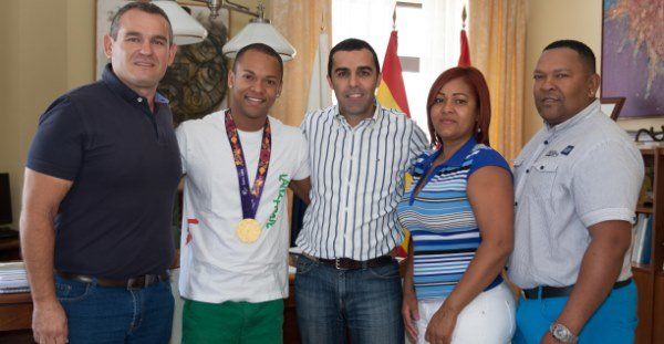 El medallista europeo Rayderley Zapata visitó el Ayuntamiento de Arrecife