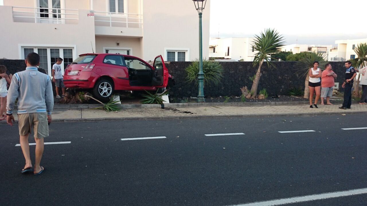 El hombre que empotró su coche contra un muro, imputado por un delito contra la seguridad vial