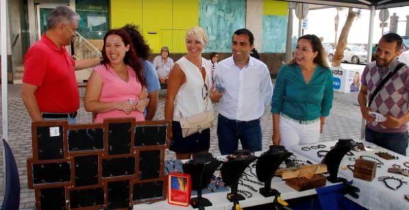 Patricia Hernández visita el mercadillo de Arrecife y la Feria del Libro