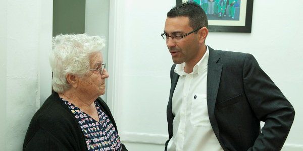 Oswaldo Betancort promete una residencia a los mayores de Teguise