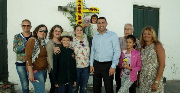 Teguise decora sus cruces para celebrar el Día de la Cruz