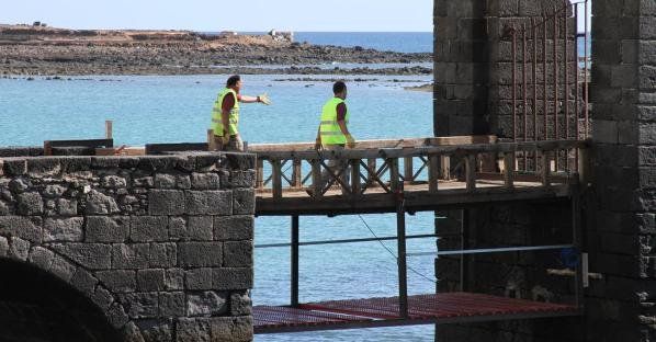 Apuntalan la pasarela del Puente de las Bolas