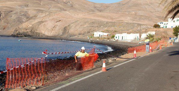 Yaiza construye un muro en la Avenida Marítima de Playa Quemada para evitar desmoronamientos