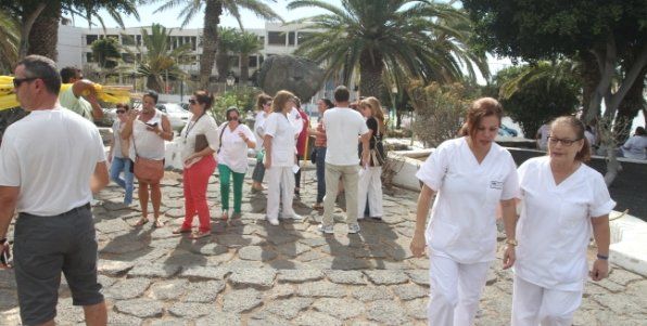 Trabajadores del Hospital Insular se concentran para protestar por los recortes y temen la privatización de los servicios