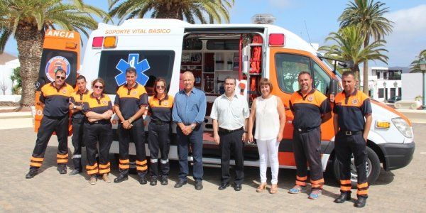 Yaiza invierte  euros en comprar una ambulancia para Protección Civil