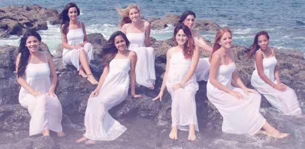 Las candidatas a Miss Yaiza posan en la playa de Janubio