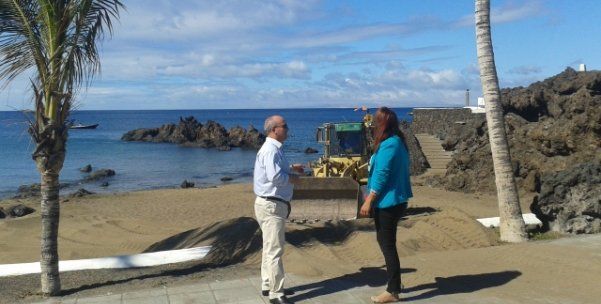 Tías repone la arena de Playa Chica, afectada por los últimos temporales