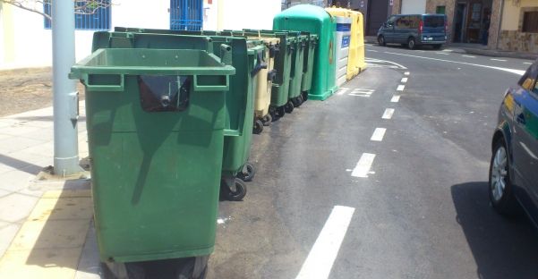 Una parada de guagua en Maneje, ocupada por contenedores