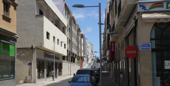 Arrecife instala el nuevo alumbrado en la calle Gómez Ulla