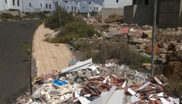 Critica la acumulación de escombros en obras abandonadas en Costa Teguise