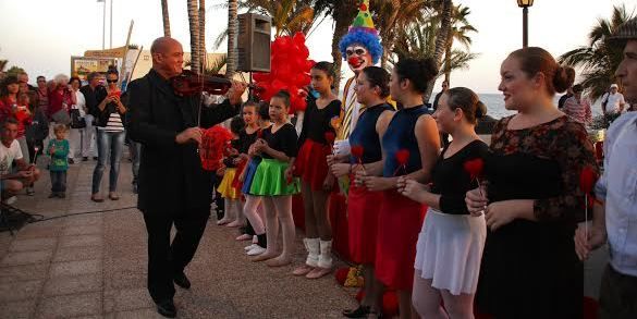 Puerto del Carmen sedujo a los turistas con abrazos y corazones por el Día de San Valentín