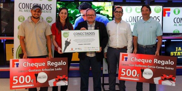 El Cabildo entrega los cheques regalo a los ganadores de la campaña Conectados al Medio Ambiente