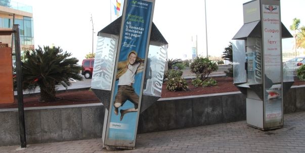 Una cabina torcida y sin teléfono en Arrecife