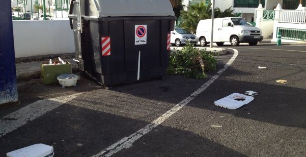 Contenedores llenos y con basura tirada en Puerto del Carmen