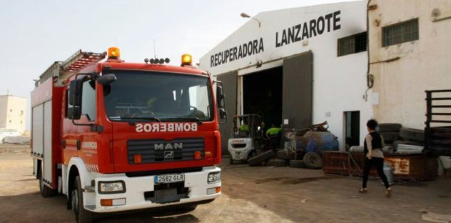 Un coche sufre un incendio dentro de una nave de una empresa de Arrecife