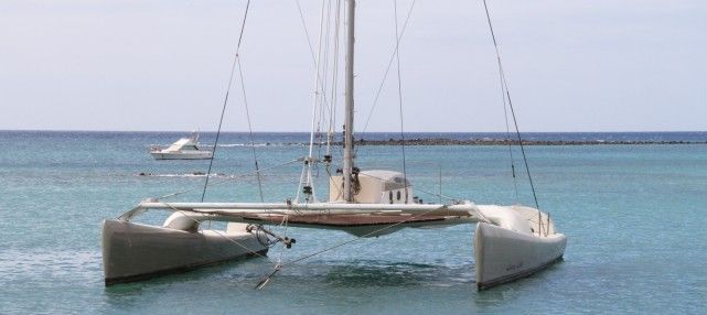 Un catamarán lleva fondeado desde hace 15 o 20 días en la marina de Arrecife