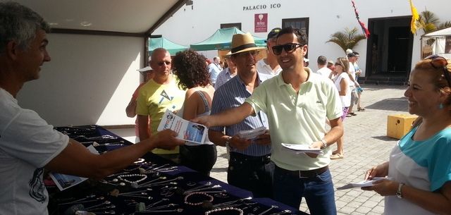 El PSOE lleva su campaña RePPsol NO al mercadillo de Teguise