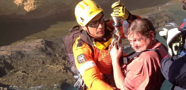 El Helicóptero del GES rescata a un varón en un lugar de difícil acceso en La Graciosa