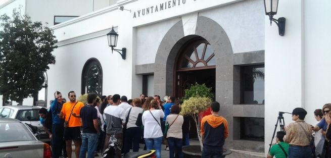 Trabajadores de Lude y usuarios de las instalaciones se manifiestan contra el decreto de cierre de la piscina municipal y del pabellón