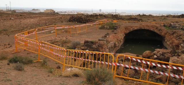 El Ayuntamiento de Arrecife valla la zona del aljibe de Argana Alta, dos meses después de que un vecino denunciara su peligrosidad