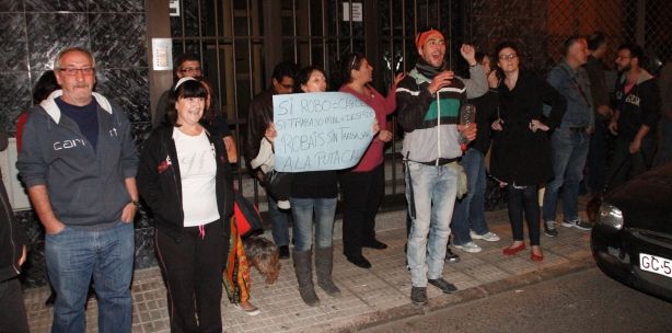 Unas 30 personas se concentran en una protesta frente a la sede del PP, que ha tenido que ser custodiada por la Policía Nacional