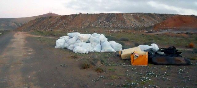 Medio Ambiente retira 5.000 kilos de vertidos ilegales en un terreno situado entre Arrecife y San Bartolomé