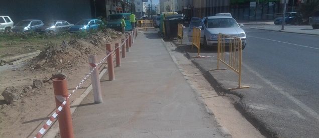 El Ayuntamiento de Arrecife coloca al fin una acera en la calle contigua a los Juzgados