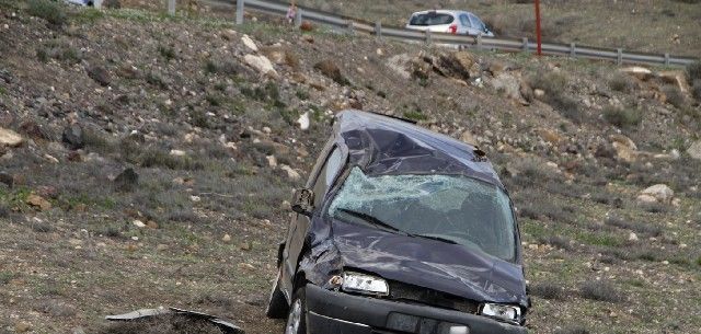 Un vehículo cae por un desnivel de "unos 15 metros" cerca del Instituto de Yaiza y su conductor sólo sufre contusiones leves