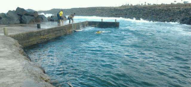 Emerlan rescata a dos surfistas en La Santa con serios problemas para alcanzar la costa