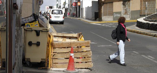 Una calle de Arrecife lleva "dos meses con una zanja abierta", que sólo está protegida con vallas de obras y palés