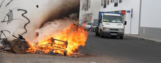 Una montaña de escombros arde cerca de los cuarteles de Arrecife