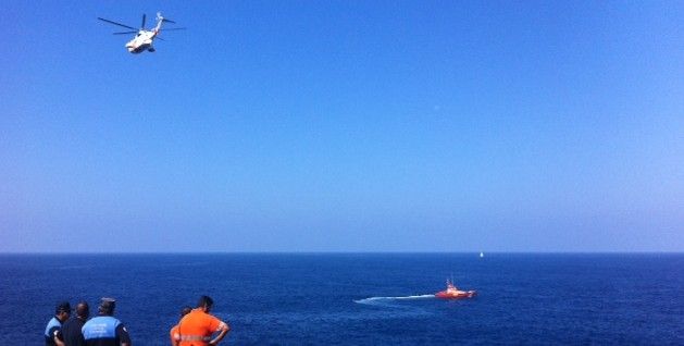 Los equipos de emergencia buscan a una persona que estaba "en apuros" en el agua cerca de Los Charcones en Yaiza