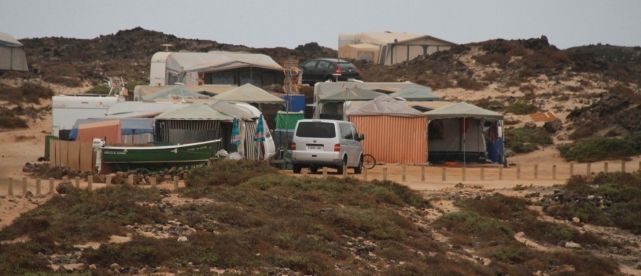 Proliferan las acampadas ilegales en Caleta de Caballo y Playa Quemada ante la prohibición de desarrollar esta actividad en San Juan