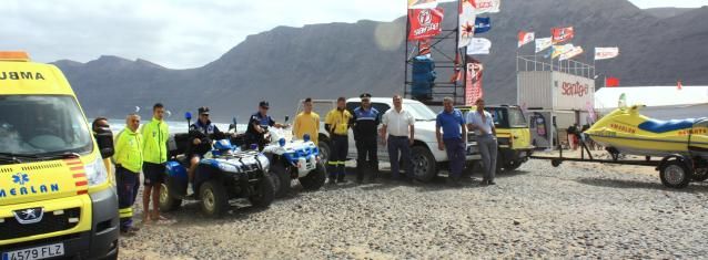 La playa de Famara contará con dos socorristas de Emerlan durante el verano y con dos quads de la Policía Local que recorrerán la costa