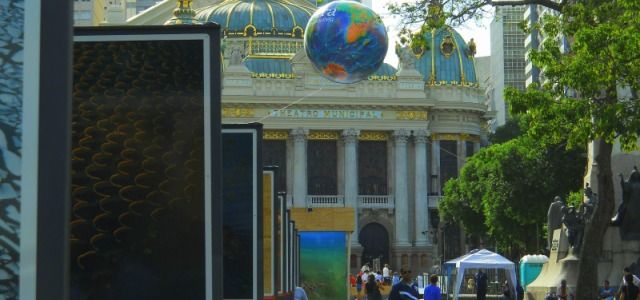 Una imagen de La Geria de grandes dimensiones llega hasta una exposición en una avenida de Río de Janeiro