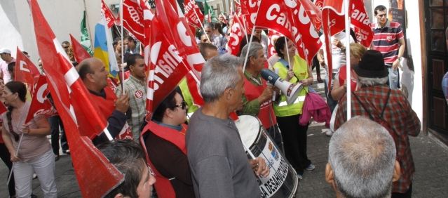 La mayoría de los comercios de la calle Real cierra, pero sólo al paso de los piquetes