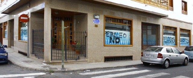 La sede del PP en Arrecife amanece con pintadas contra las prospecciones petrolíferas