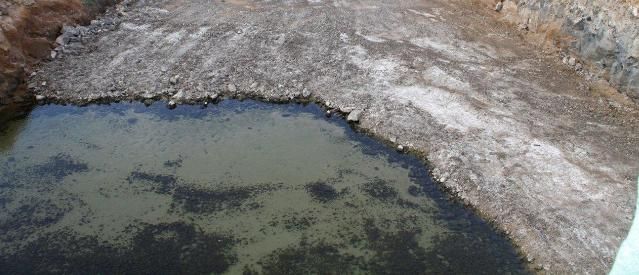 Las obras del centro deportivo de Playa Honda llevan 6 meses paradas y los vecinos denuncian problemas por el estancamiento de agua