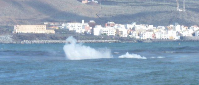 La erupción de El Hierro deja nuevas imágenes de bloques de lava humeantes saliendo del mar