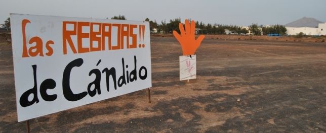 Alternativa Ciudadana coloca varios carteles en el terreno cercano a Galerías Rosa bajo el lema PP-PSOE regalan solar