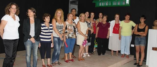 El Centro Sociocultural de San Francisco Javier acoge "Buchito de Café", una exposición de manualidades hechas por 15 mujeres del barrio