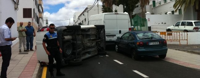 Un vehículo pierde el control y sufre un vuelco en una calle de Arrecife