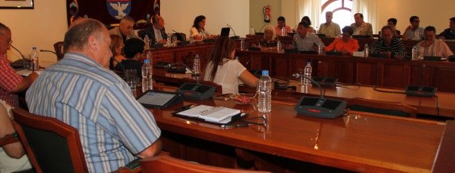 Críticas, pullas, agradecimientos y disculpas en el último pleno de la legislatura en Arrecife