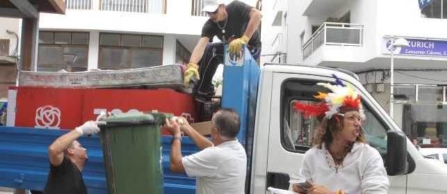 La Policía Local desaloja a una indignada de La Plazuela para proceder a su limpieza